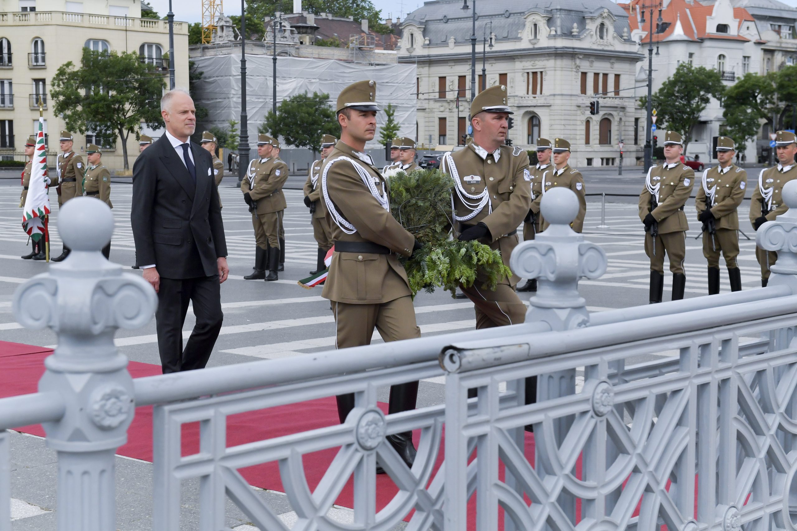 Honvédelmi miniszter: a magyarok a történelem jó oldalán állnak