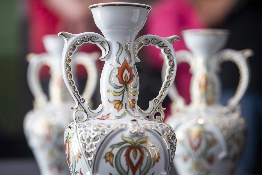 Hungarian Winners of Giro d’Italia Get Porcelain Trophies From Hollóháza post's picture