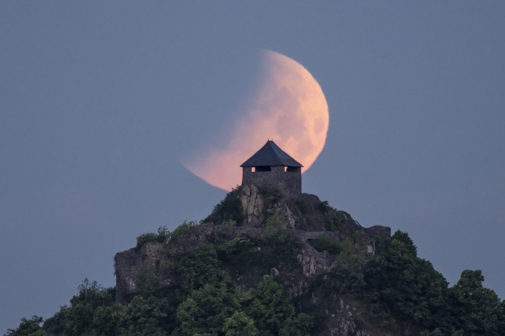 Lunar Eclipse in Hungary – PHOTOS and VIDEO