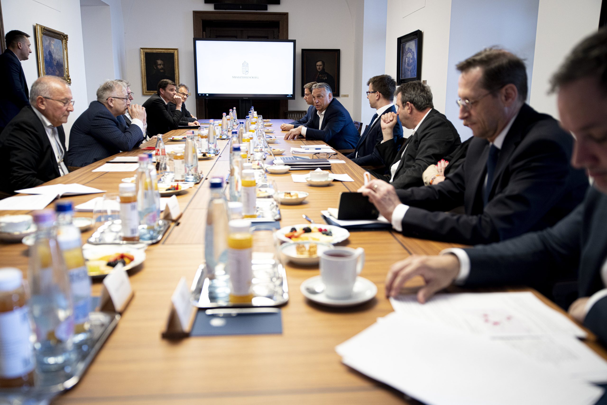 PM Orbán Convenes Meeting to Discuss Brussels Oil Sanctions