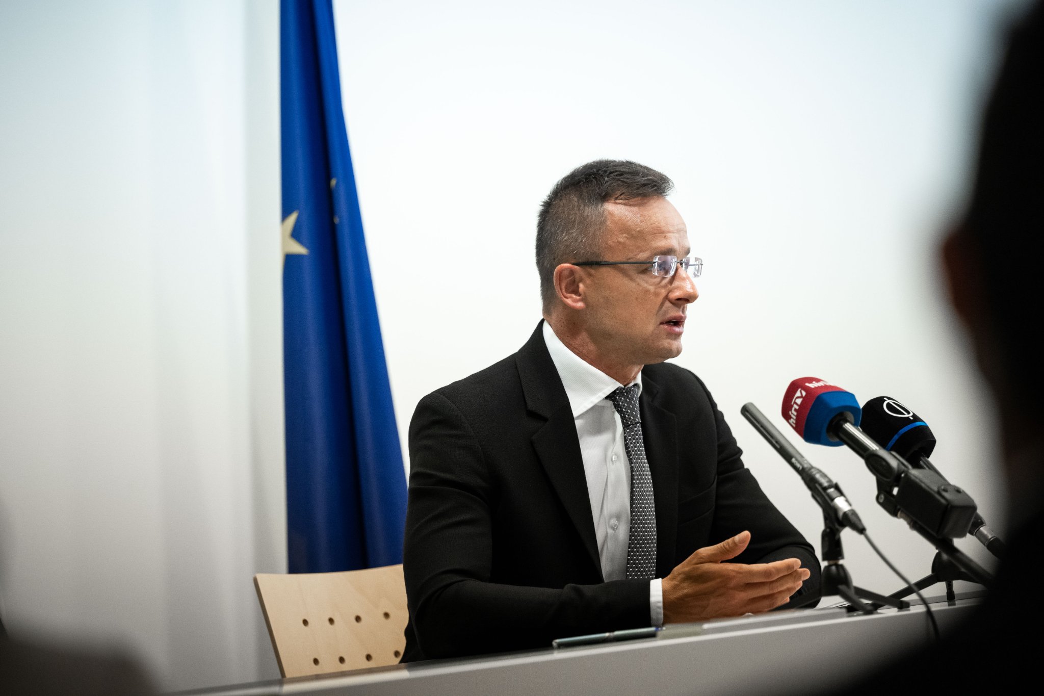 Foreign Minister: Hungary Opposes EU's Phase-out Deadline of Conventional Car Engines
