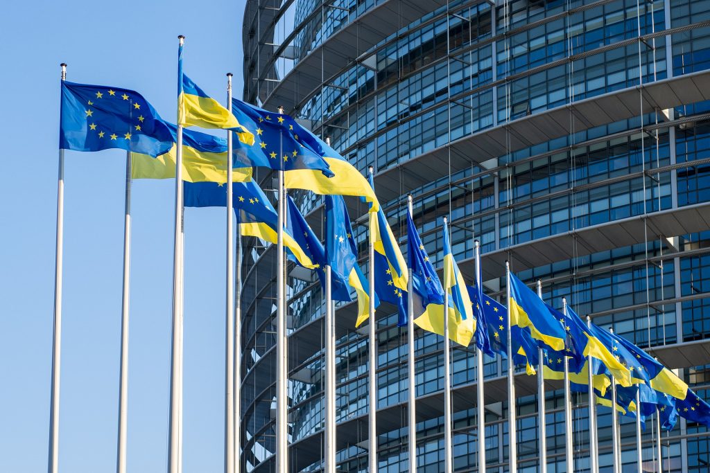 Press Roundup: Ukraine and Moldova Get EU Candidate Status