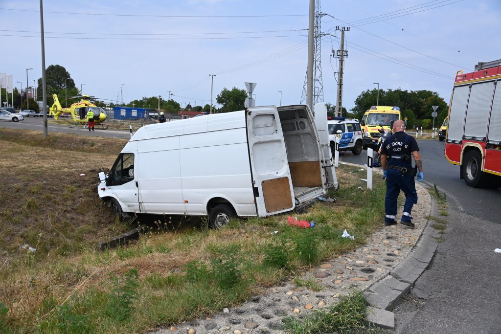 Illegal Migrants Injured after Smuggler Drives into Ditch