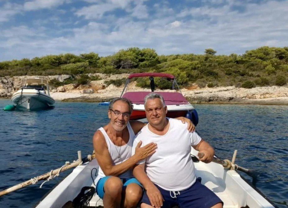 Helping Hand from Journalist as Viktor Orbán’s Boat Breaks Down During Holiday post's picture