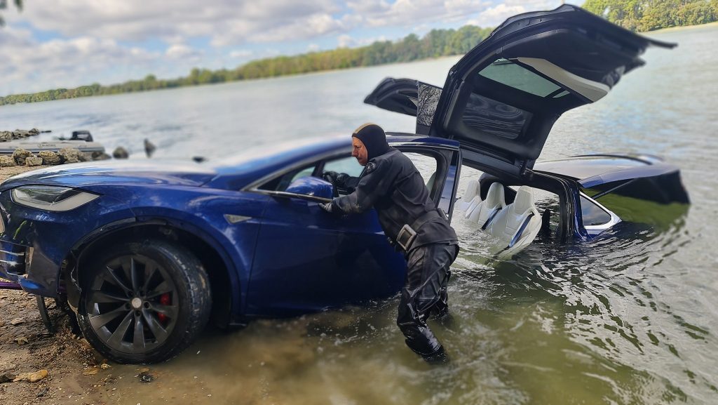 Sunken Tesla Automobile Pulled from Danube post's picture