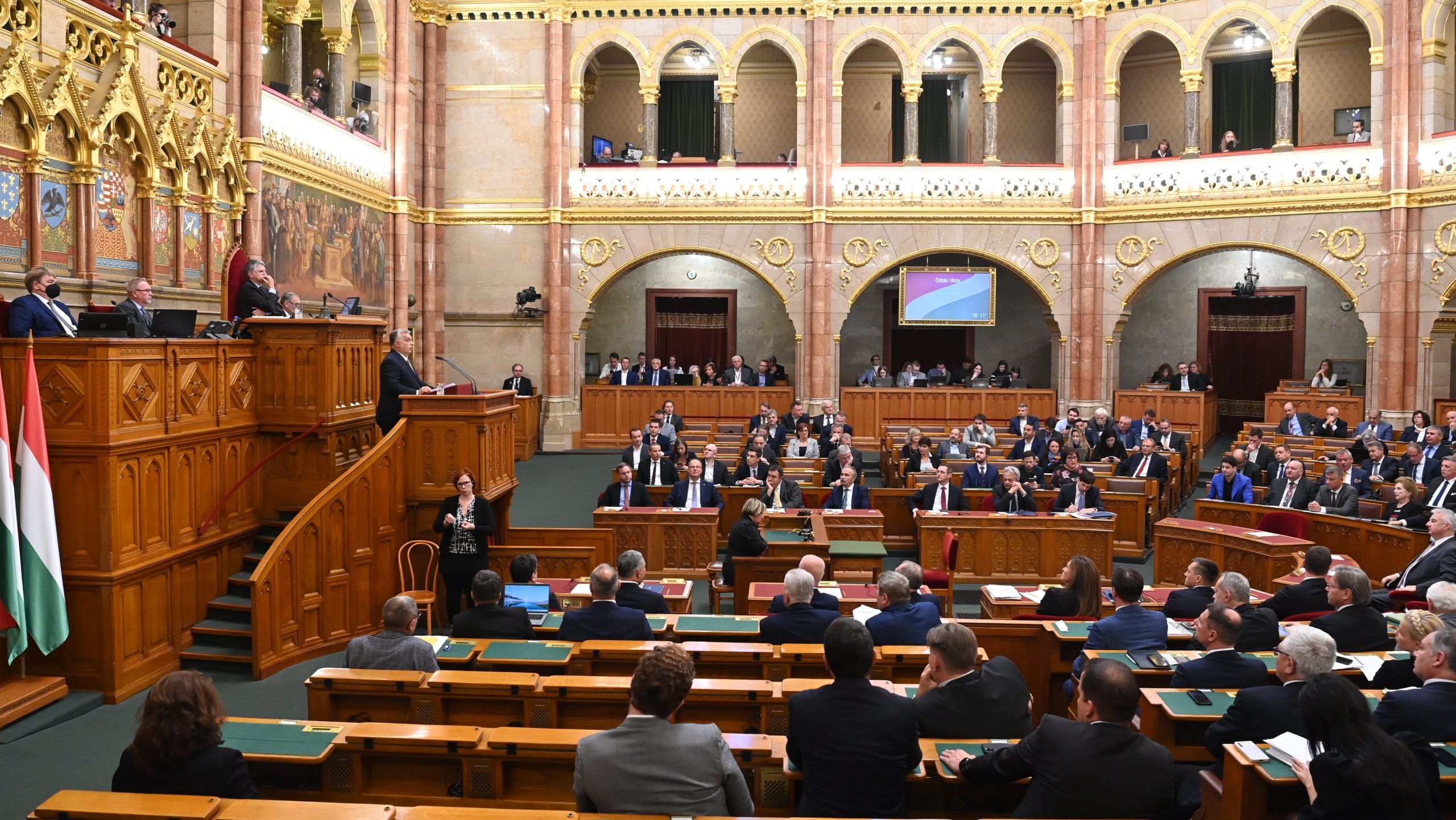 Венгрия ратифицировала. Парламент Венгрии. Парламент Венгрии внутри заседание. Пустой парламент Венгрии. Парламент Венгрии ночью.