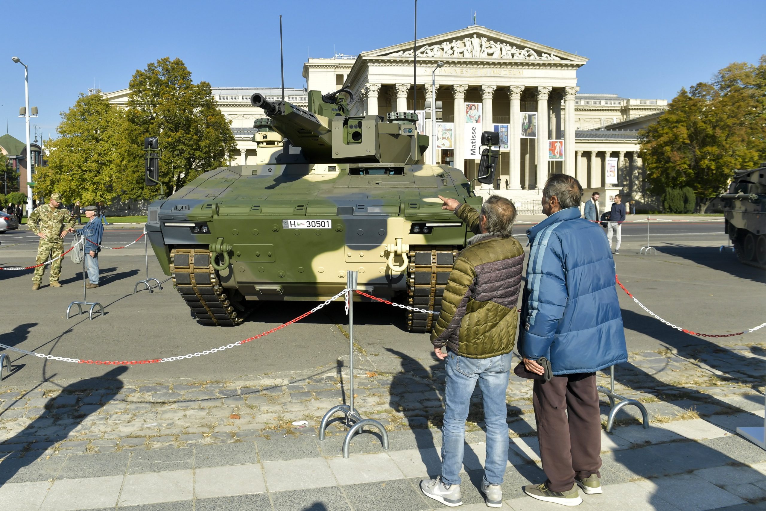Eine weitere große Katze kommt in der Waffenkammer der ungarischen Armee an