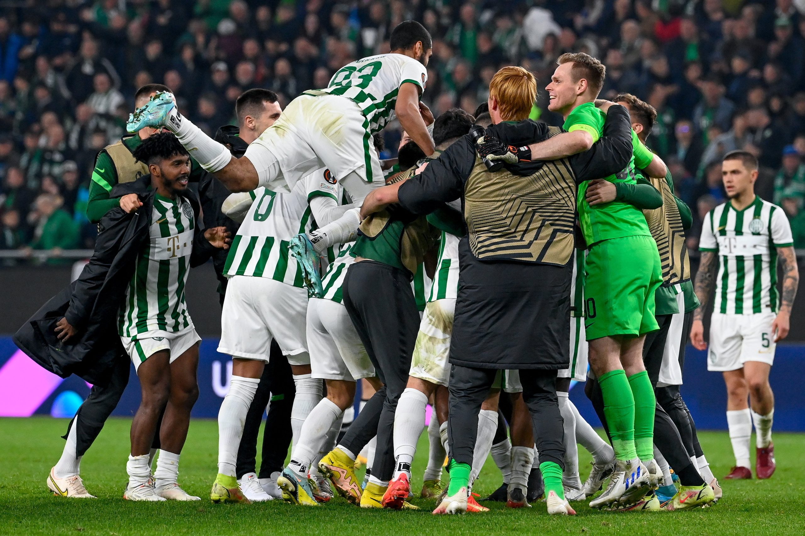 Ferencv ros Wins Europa League Group After A Draw