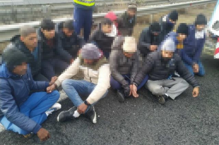 Police Chase SUV Carrying 13 Illegal Migrants post's picture