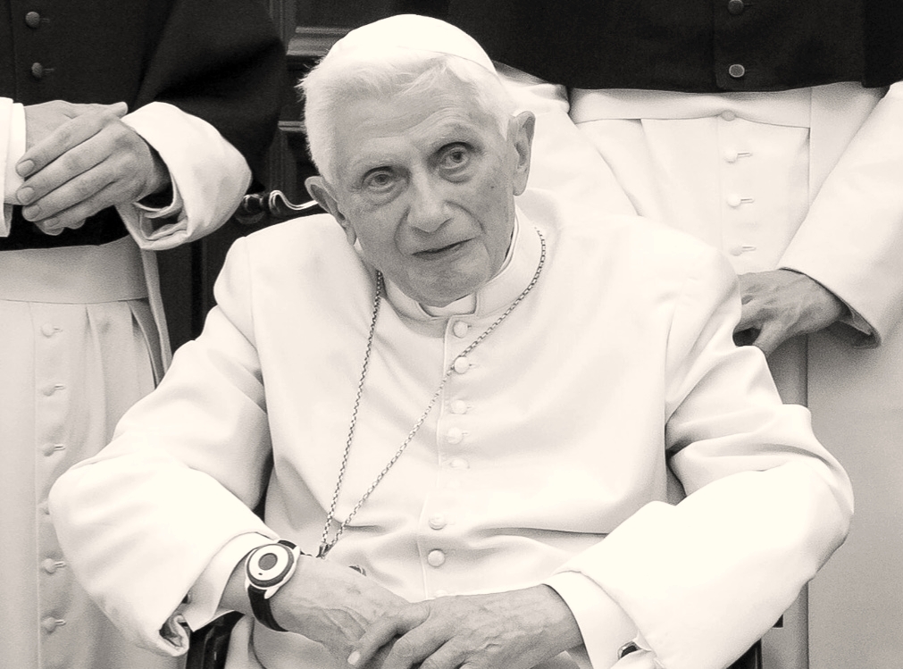 Benedek emeritus pápa elhunyt