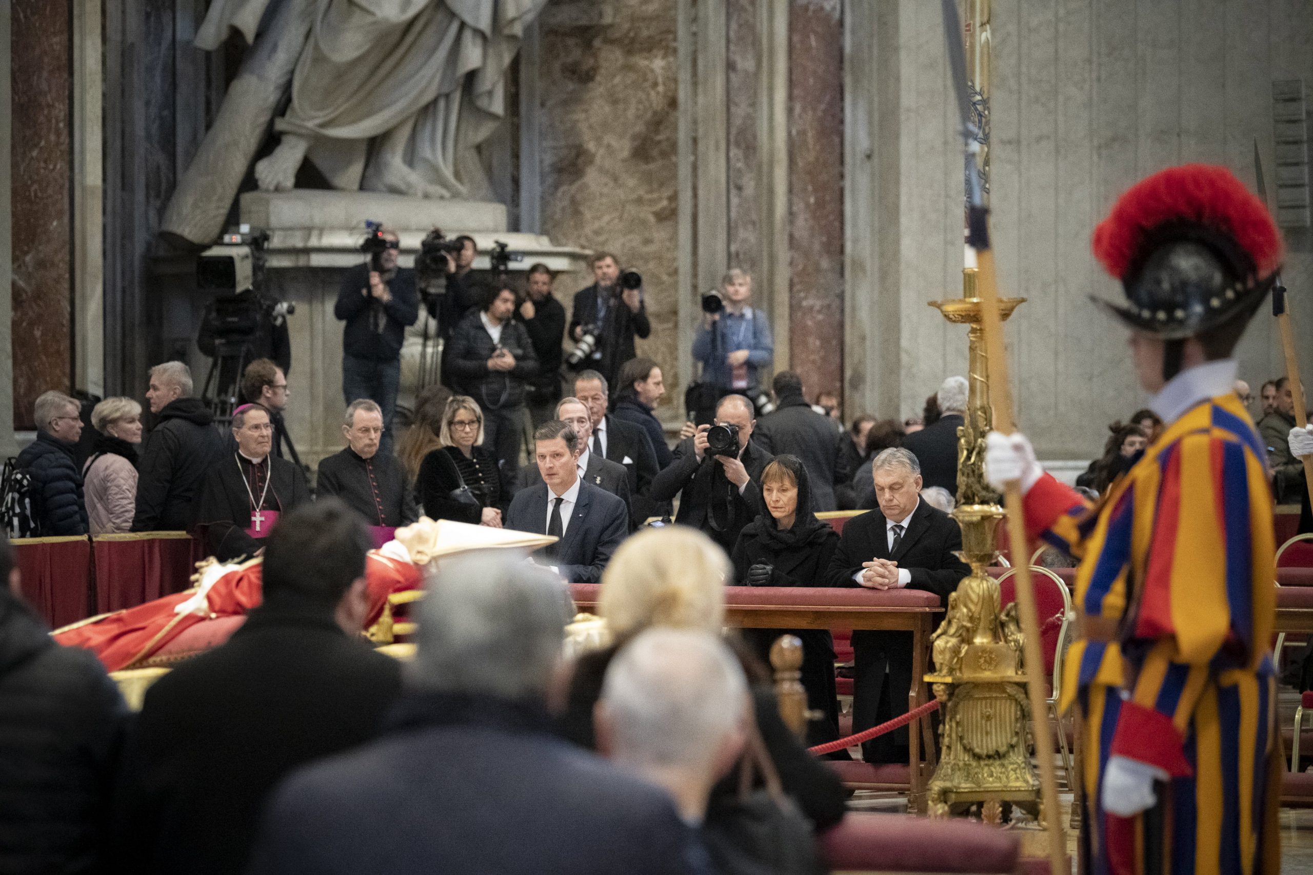 Viktor Orbán Pays His Respects to the Late Pope Benedict XVI
