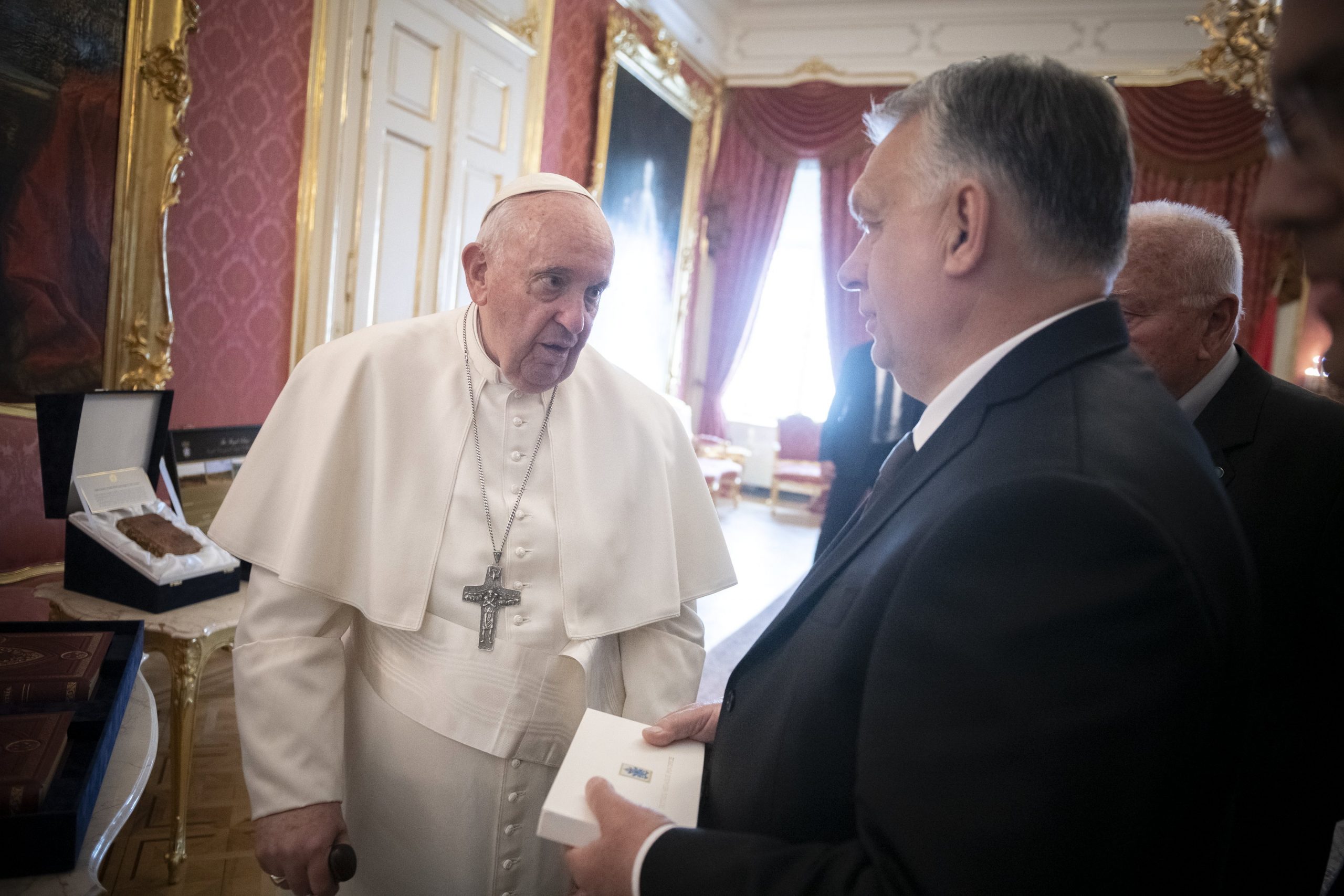 Pope Francis Hints at a Vatican Peace Mission to Ukraine While Leaving Hungary