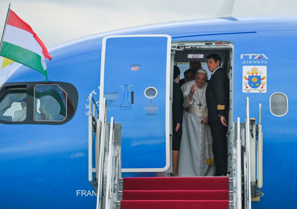 Pope Francis Compares Consumerism to Communism as he Bids Farewell to Hungary post's picture
