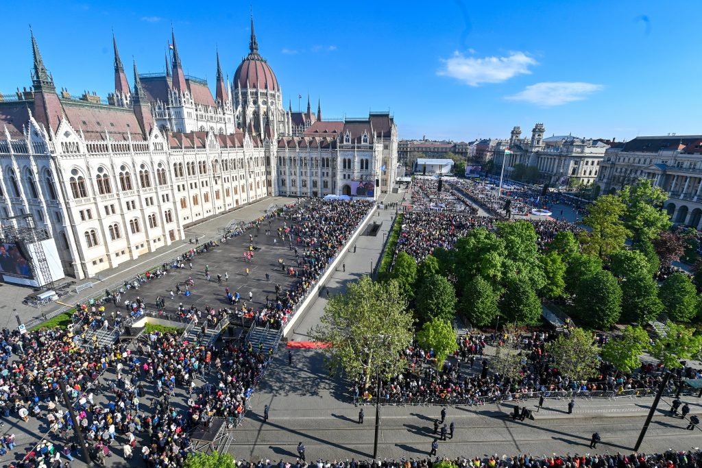 The Pope Calls for Peace During Holy Mass on Kossuth Square post's picture