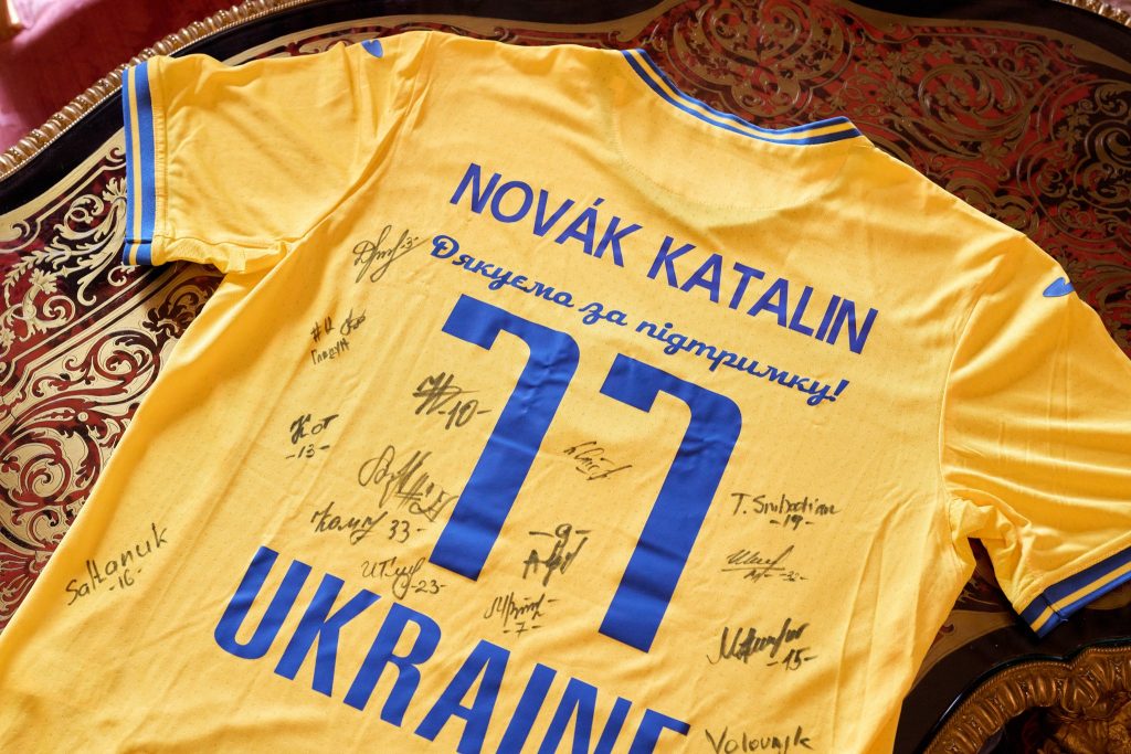 President Novák Receives Unique Gift from Ukrainian Handball Team post's picture
