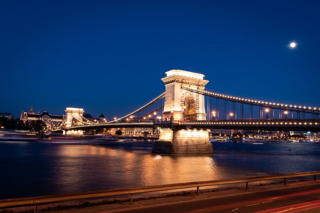 Budapest Mayor to Close Chain Bridge from Car Traffic Based on Failed Poll post's picture