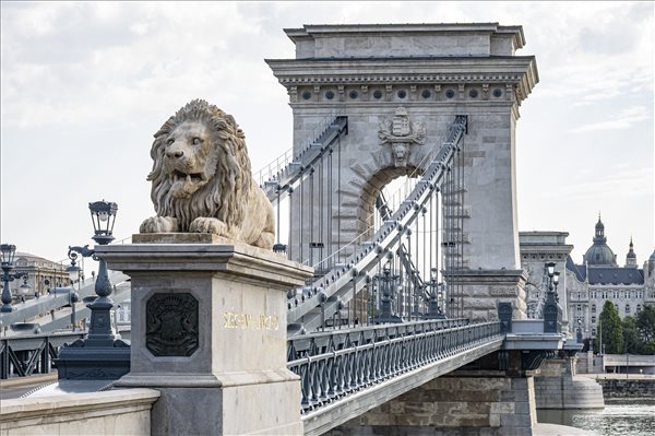 Symbol of Hungary- Renewed Chain Bridge Inaugurated post's picture