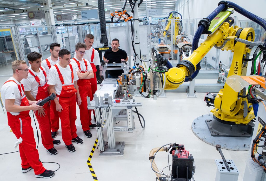Robot Replaces Human Labor at Audi’s Factory in Győr post's picture