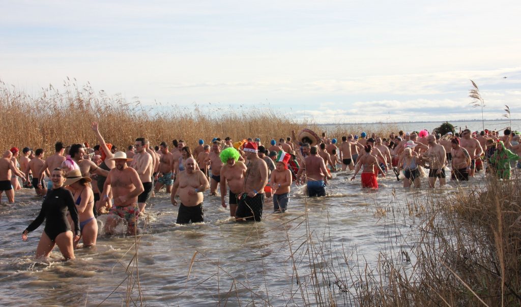 Braving the Chill: Hundreds Take a Dip in Ice-Cold Balaton on New Year’s Day post's picture