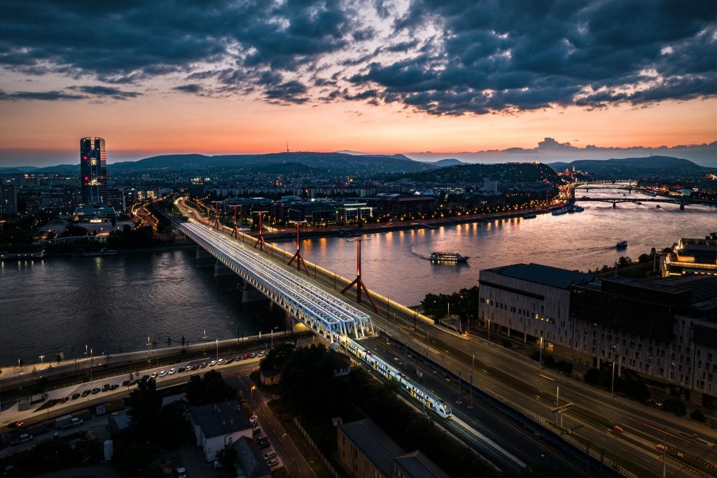 Wallpaper Budapest, The Chain Bridge On The River Danube - PIXERS.HK