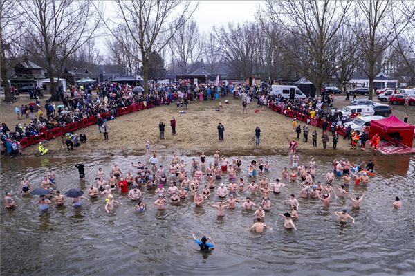 New Year’s Splash: Seven Hundred People Take a Dip in Icy Cold Lake Tisza post's picture