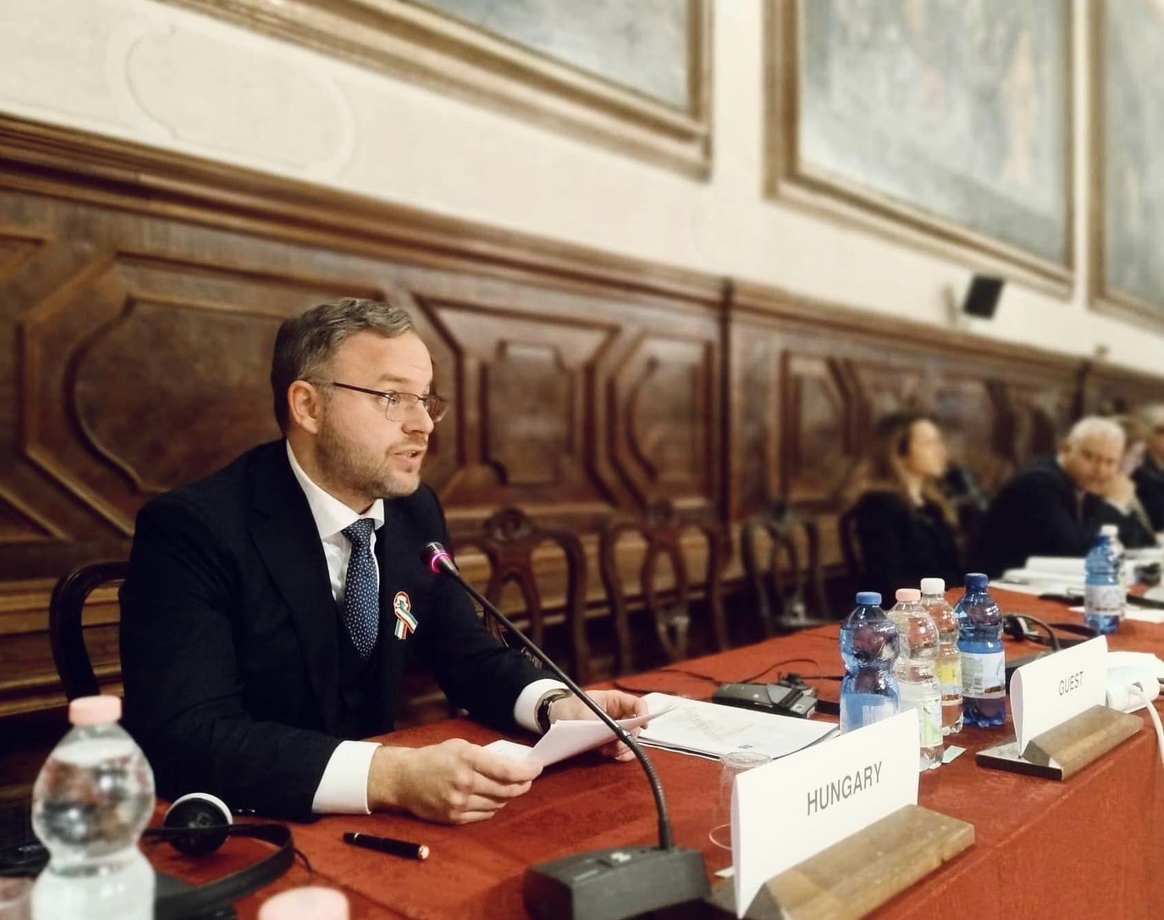 Harc a Velencei Bizottság magyar szuverenitás korlátozására vonatkozó elképzelése ellen