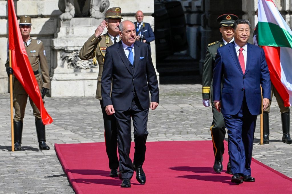 President Xi Jinping Receives Military Welcome at Buda Castle post's picture
