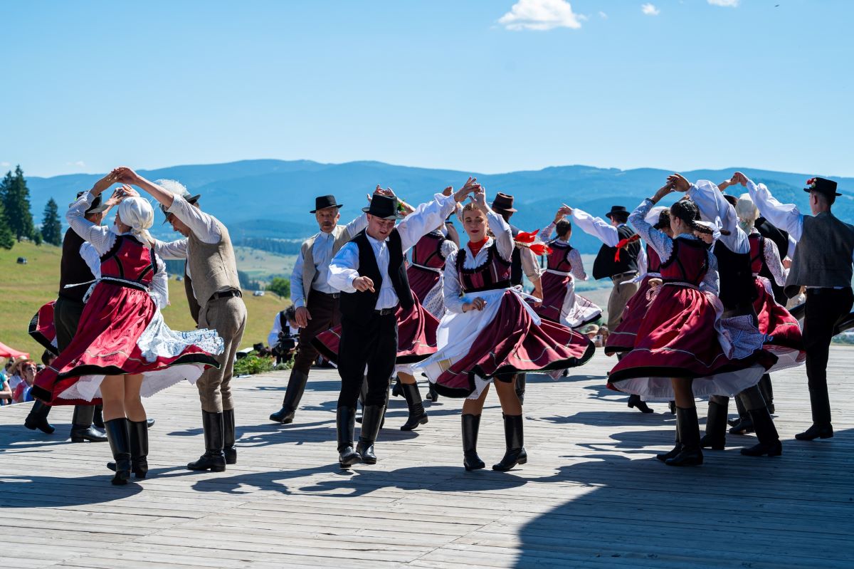 Advent Folk Dance Festival Lights Up the Northern Village of Sajóörs