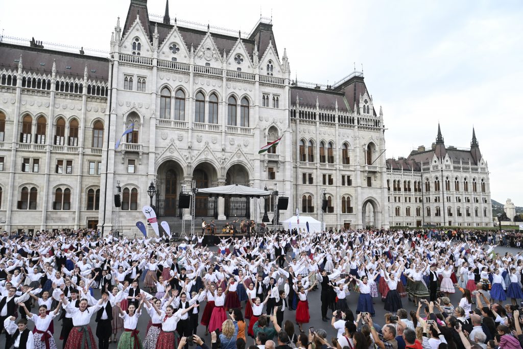 Folk Dancers Set Amazing Record on Budapest Square post's picture