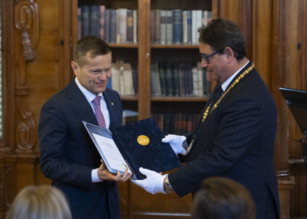 Nobel Prize Winner Ferenc Krausz Receives Semmelweis Budapest Award post's picture