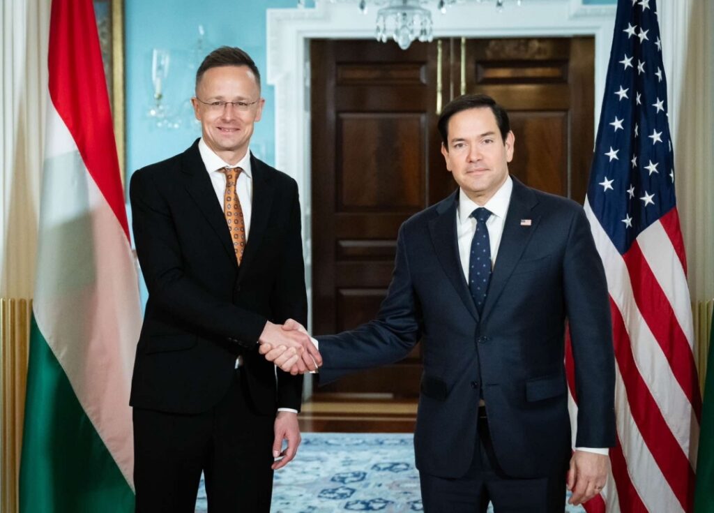 Polish FM Sikorski Criticized by Péter Szijjártó after Rebuke from US Counterpart