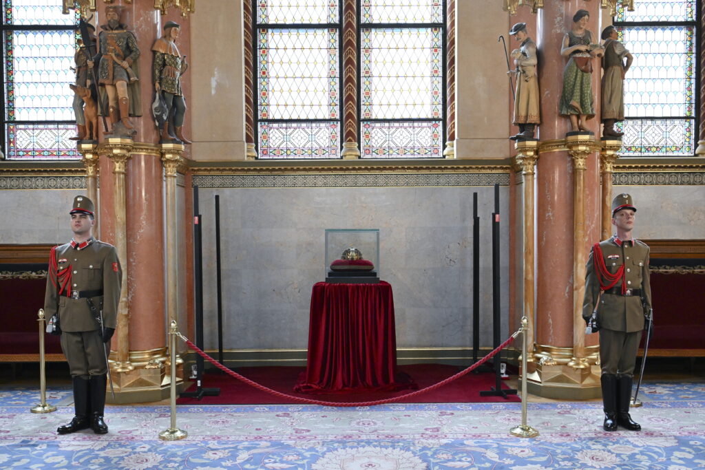 New Display Case for Better Protection of the Crown Jewels in Parliament