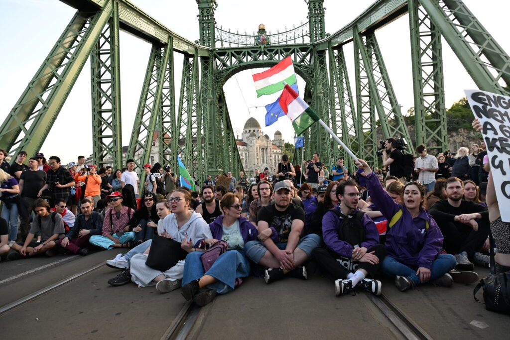 Bridge Blocking: Color Revolution in Budapest off to a Shaky Start post's picture